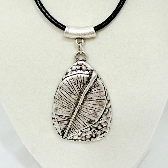 Chico's Silver Tone Leaf Pendant Necklace w/Adjustable Chain - NWT - Picture 3 of 5
